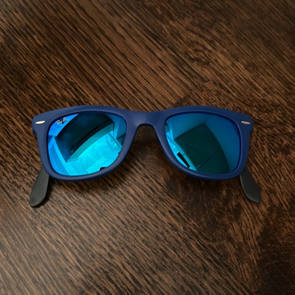 Foldable blue rayban sunglasses - Picture 1 of 3